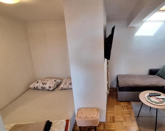 Apartman Ellye Lukavica Eksteriør billede